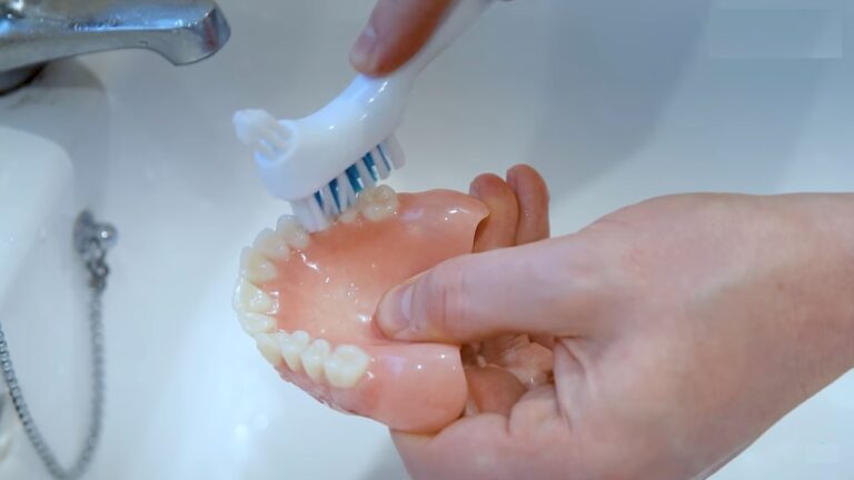 How to clean dentures with vinegar and baking soda